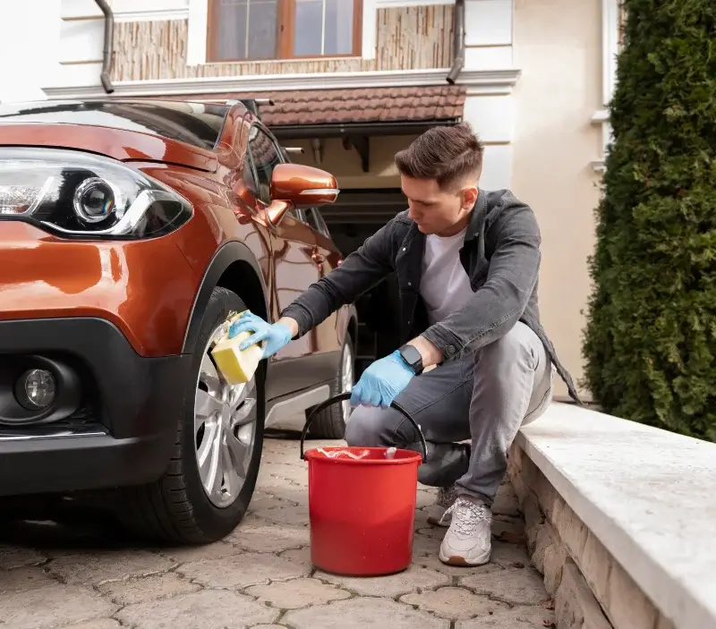 Lavage auto à domicile Chigny-les-Roses : professionnel intervenant sur un véhicule